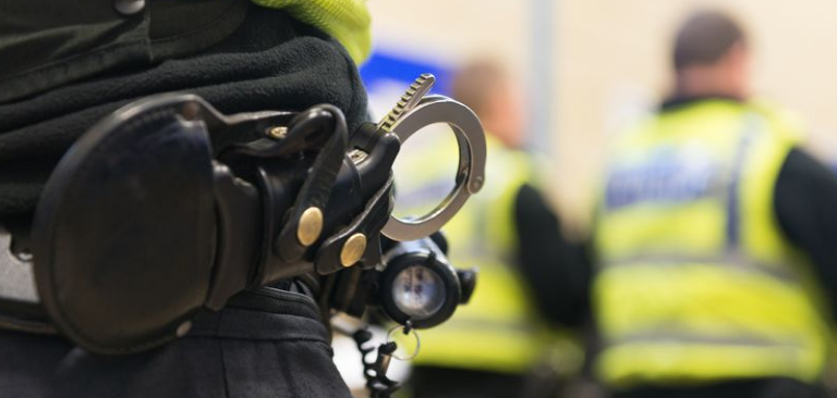 UK: Woman threatened with police visit after refusing to download NHS corona tracking app