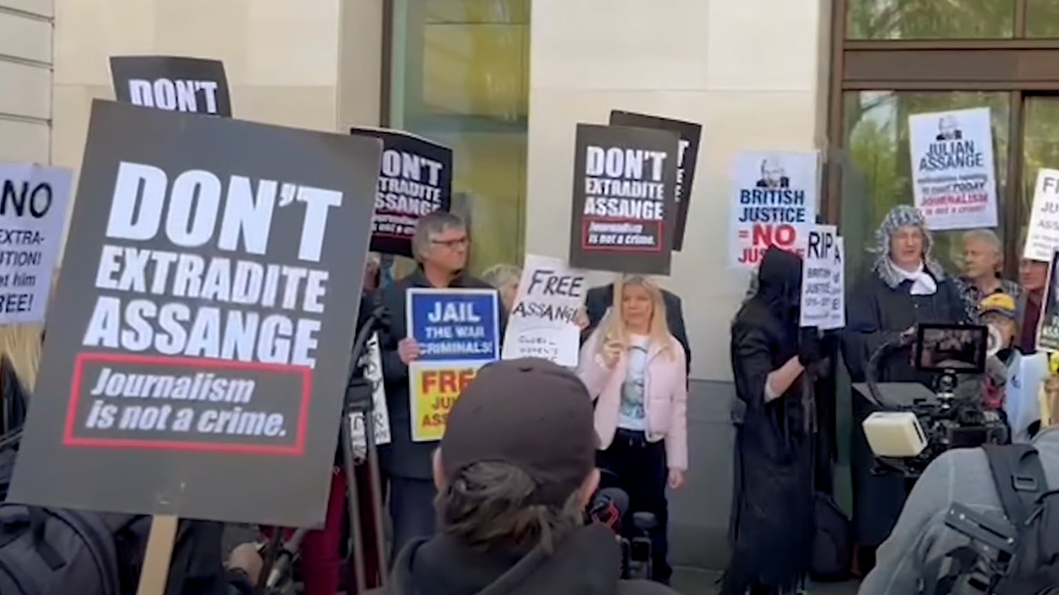 UK judge formally approves Julian Assange’s extradition to the US