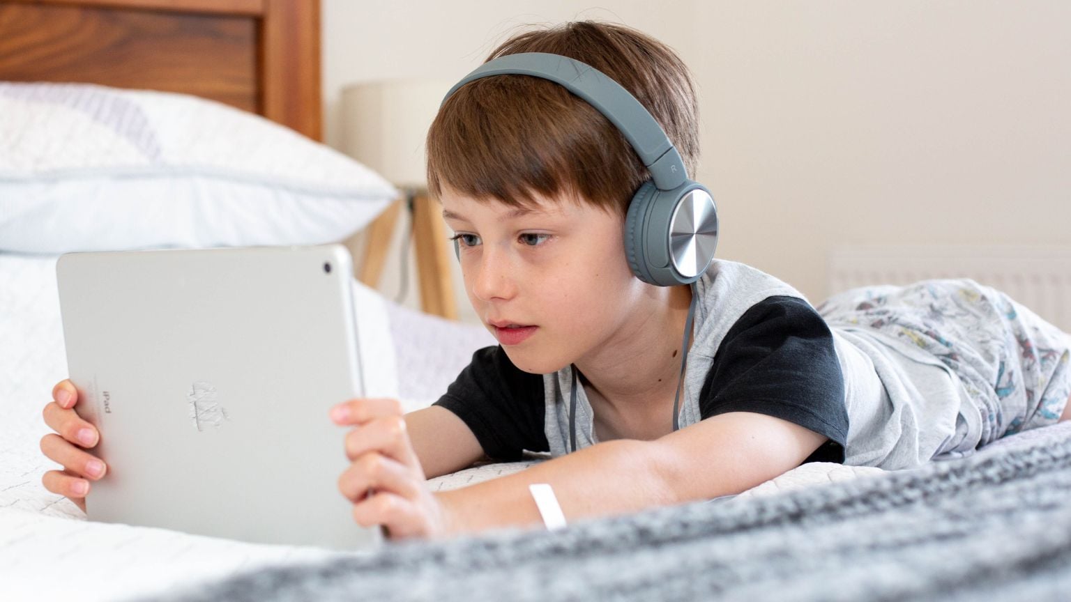 Bipartisan bill aimed at protecting kids online would require Big Tech to spy on them