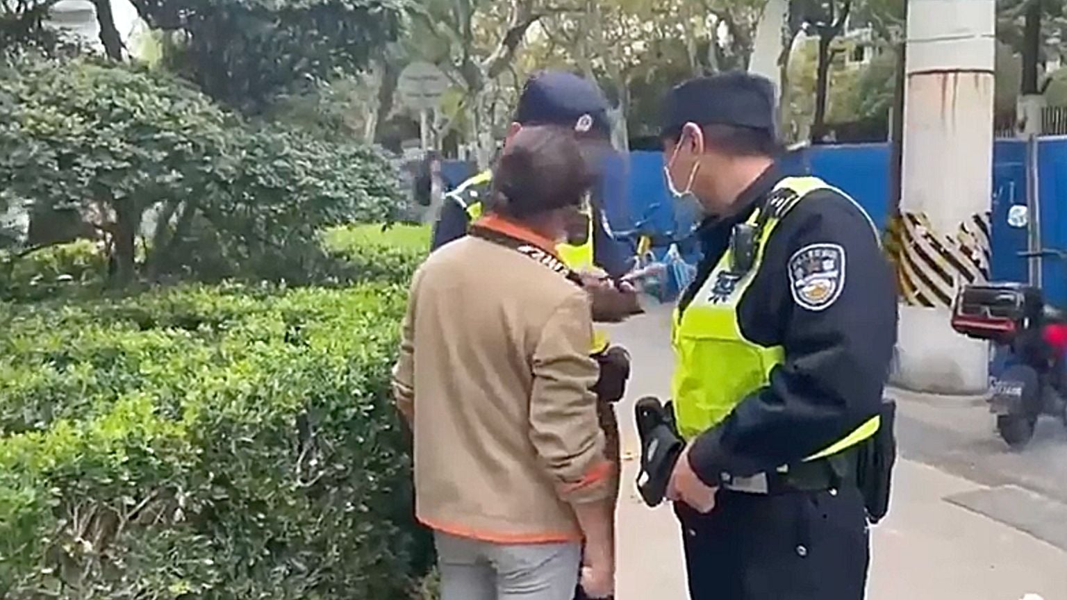 Police in China stop citizens at random, forcing them to delete protest photos, Western apps