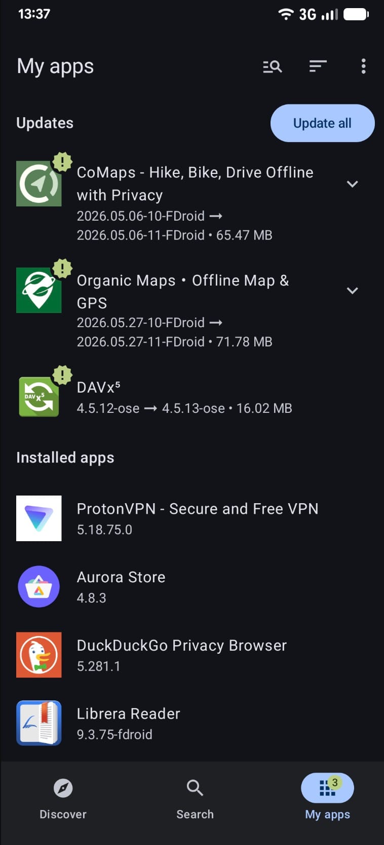 F-Droid app store interface showing updates for CoMaps, Organic Maps, and DAVx5, plus installed apps like ProtonVPN and Aurora.